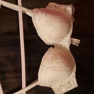 Victoria'S Secret lace bra cream color size 36D/D80